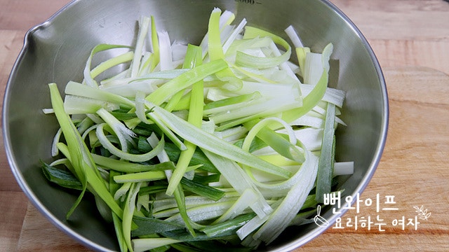 Slice the large green onions — step photo 2