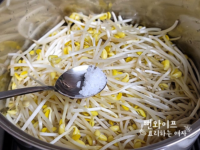 Blanch the soybean sprouts — step photo 1