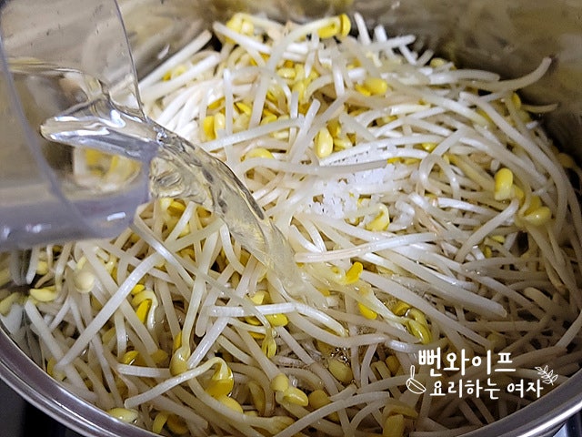 Blanch the soybean sprouts — step photo 2