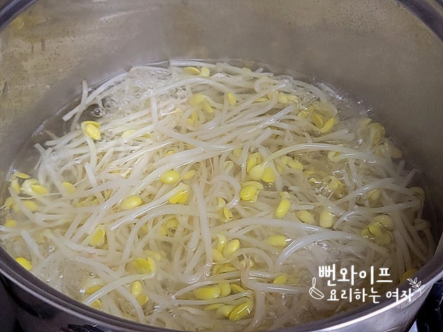 Blanch the soybean sprouts — step photo 1