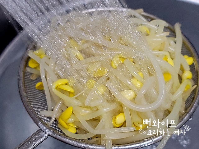 Blanch the soybean sprouts — step photo 2