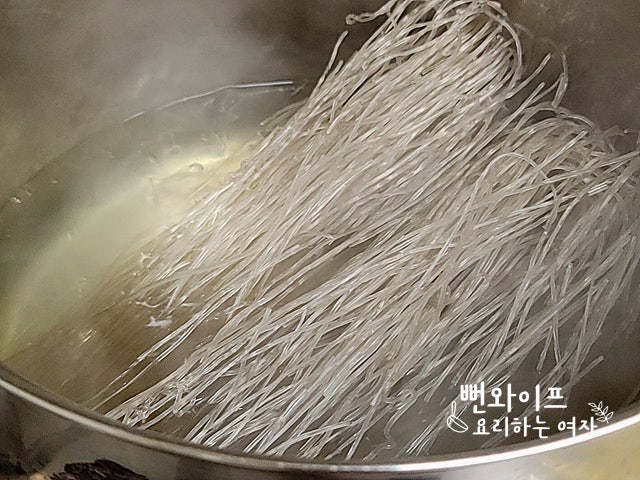 Boil the sweet potato glass noodles — step photo 1