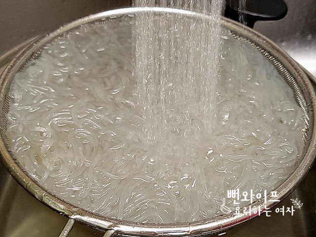 Boil the sweet potato glass noodles — step photo 1
