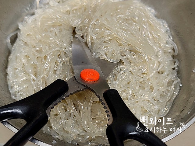 Boil the sweet potato glass noodles — step photo 2