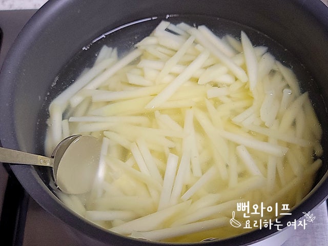 Blanch the potatoes — step photo 1