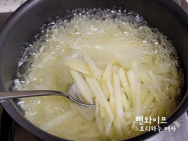 Blanch the potatoes — step photo 2
