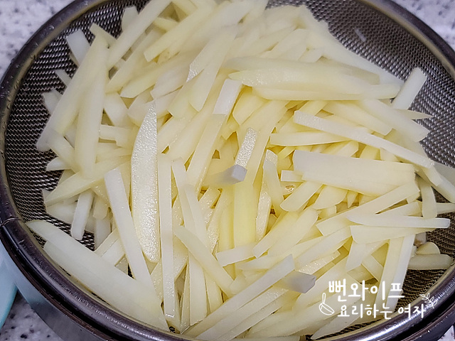 Blanch the potatoes — step photo