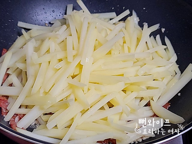 Add the potatoes and stir-fry — step photo 1