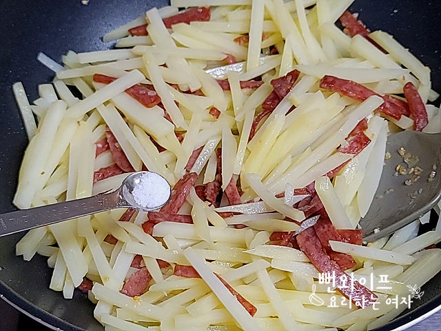 Add the potatoes and stir-fry — step photo 2