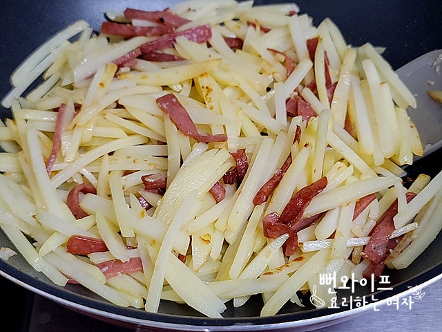 Add the potatoes and stir-fry — step photo 1