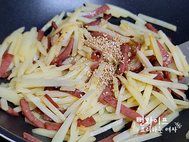Add the potatoes and stir-fry — step photo 2