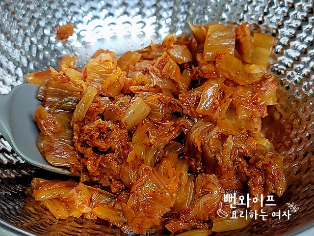 Season the aged kimchi — step photo 1