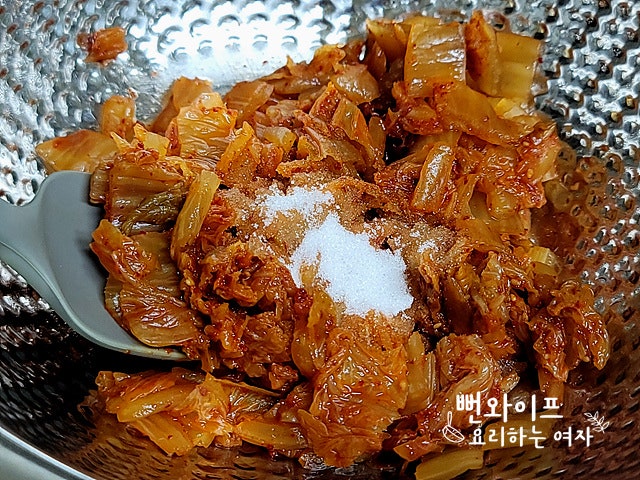Season the aged kimchi — step photo 2