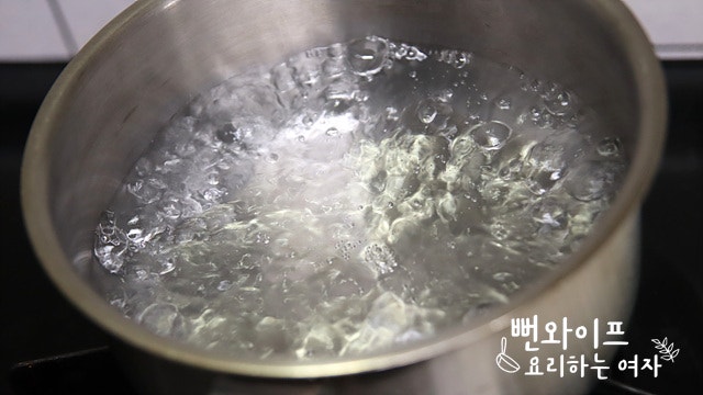 Blanch the acorn jelly — step photo 1