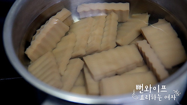 Blanch the acorn jelly — step photo 1