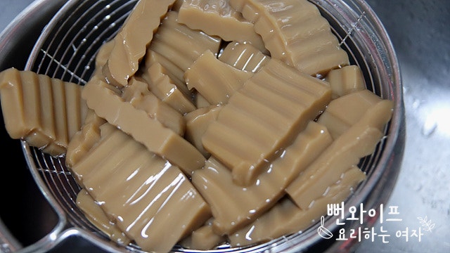 Blanch the acorn jelly — step photo 2