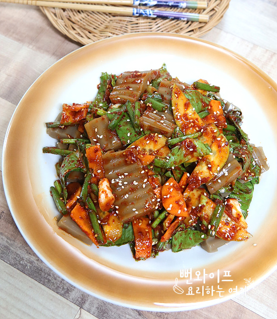 Springy Dotorimuk Muchim (Seasoned Acorn Jelly Salad) — finished dish