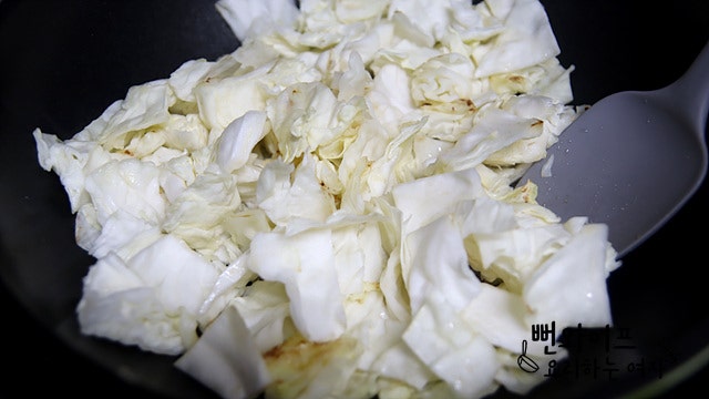 Stir-fry the cabbage — step photo 1