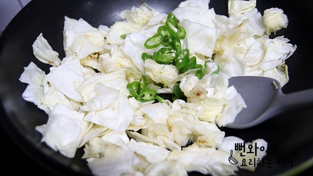 Stir-fry the cabbage — step photo 2