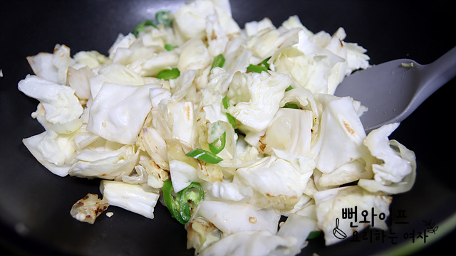 Stir-fry the cabbage — step photo