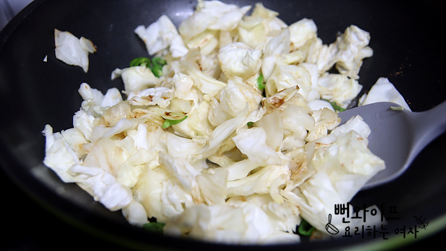 Stir-fry the cabbage — step photo