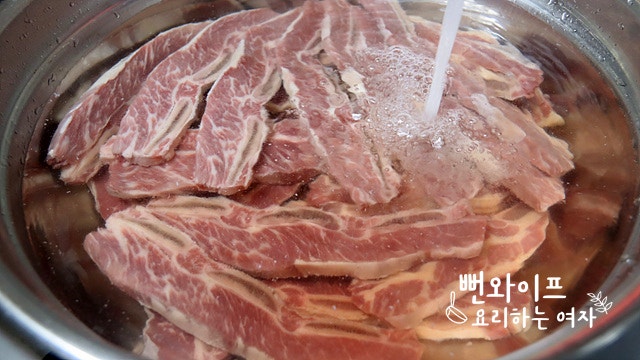 Soak the blood out of the ribs — step photo 1