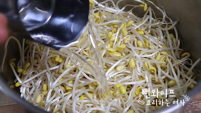 Blanch the soybean sprouts — step photo 1