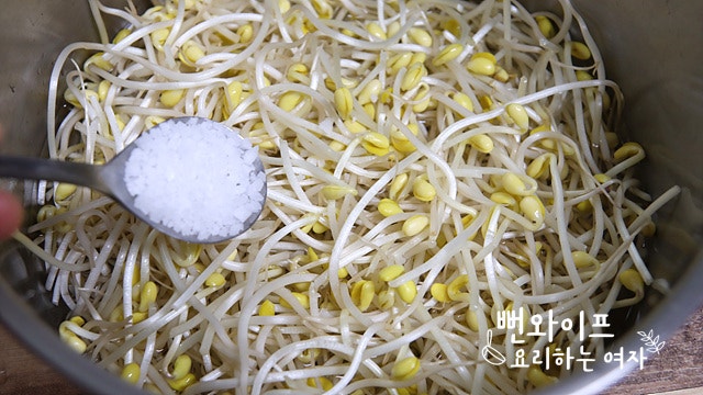 Blanch the soybean sprouts — step photo 2