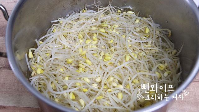 Blanch the soybean sprouts — step photo 2