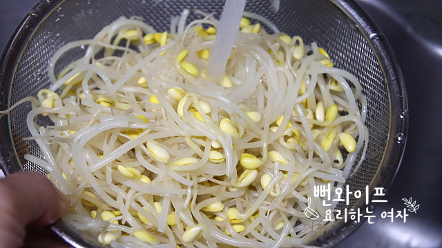 Blanch the soybean sprouts — step photo