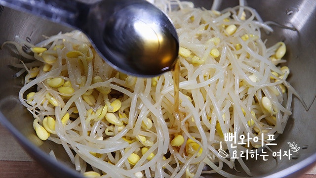 Season the soybean sprouts — step photo 1