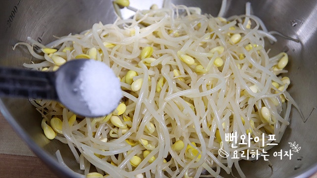 Season the soybean sprouts — step photo 2