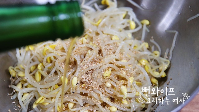 Season the soybean sprouts — step photo 1