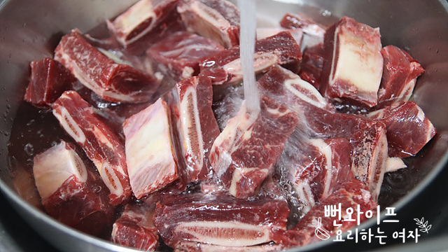 Drain blood from the beef short ribs — step photo
