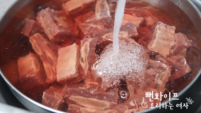 Drain blood from the beef short ribs — step photo 1