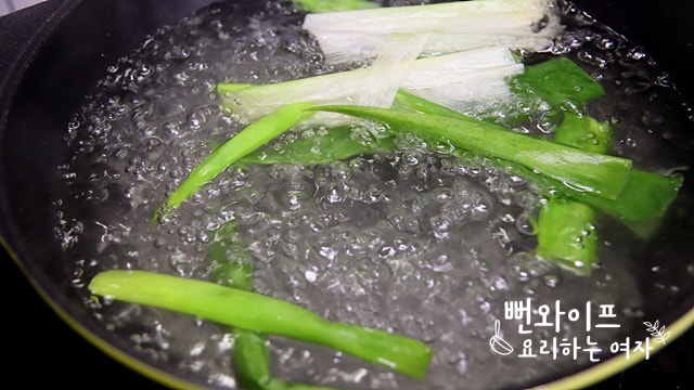 Parboil the beef short ribs — step photo 2