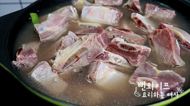 Parboil the beef short ribs — step photo 1