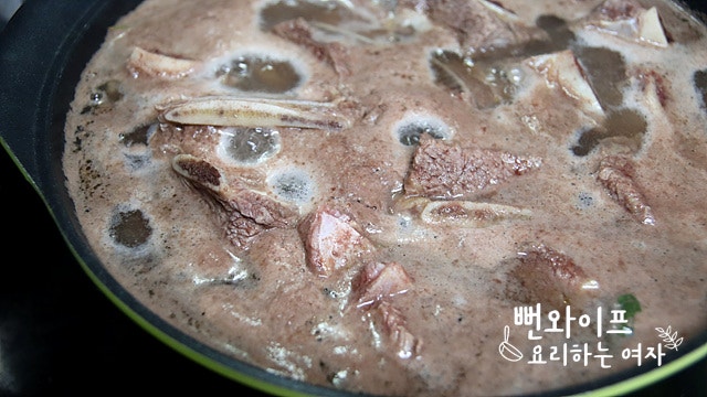 Parboil the beef short ribs — step photo 2