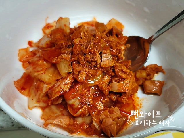 Season and stir-fry the kimchi — step photo 1