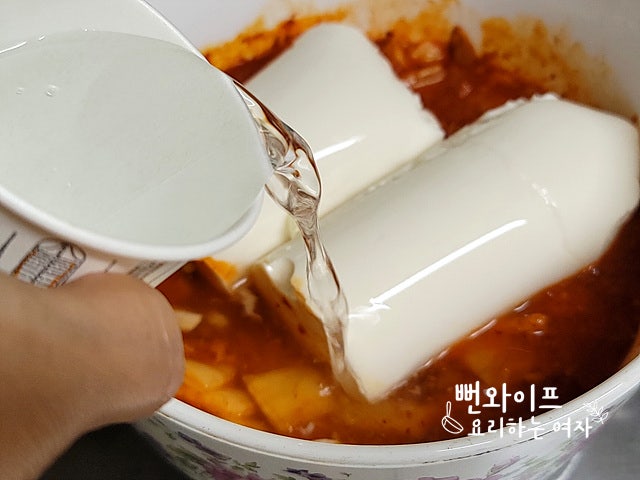 Add soft tofu and simmer — step photo 1