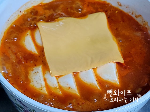 Add soft tofu and simmer — step photo 1