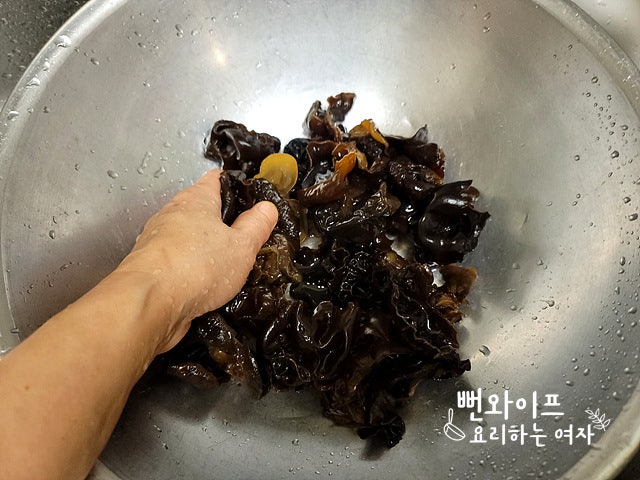 Prepare the wood ear mushrooms — step photo 2