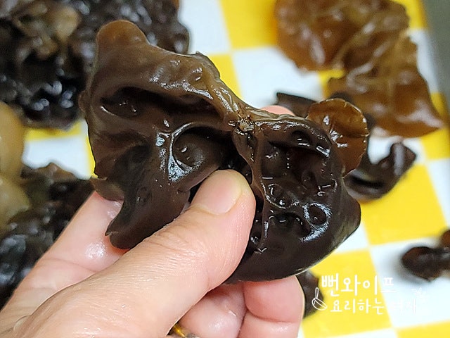 Prepare the wood ear mushrooms — step photo 2