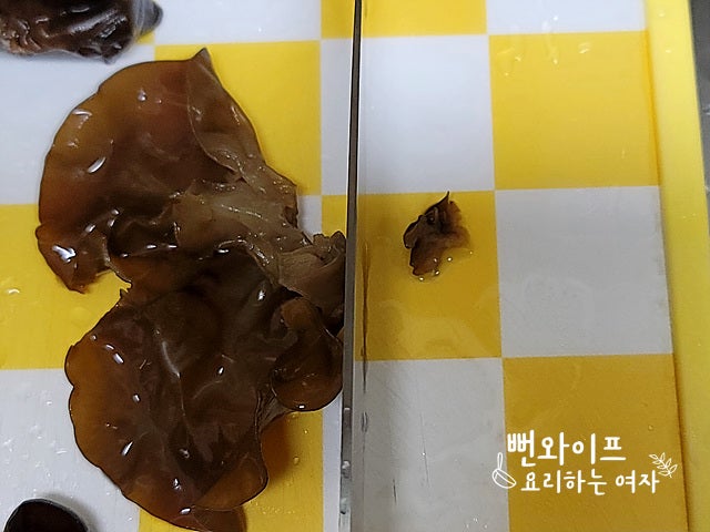 Prepare the wood ear mushrooms — step photo 1