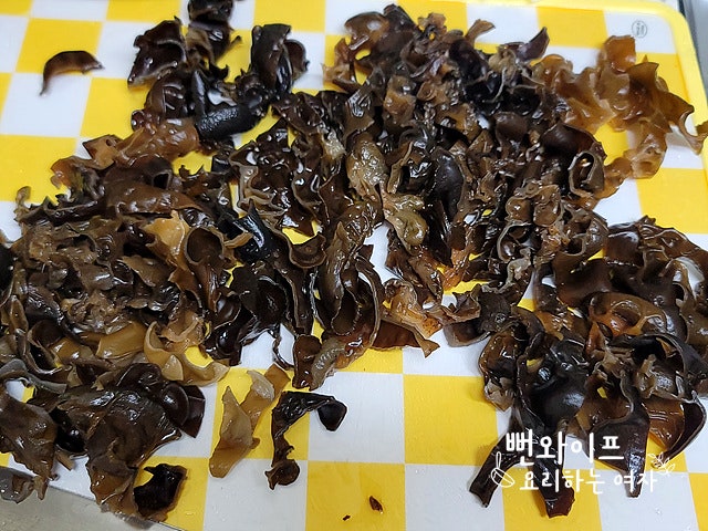 Prepare the wood ear mushrooms — step photo 2