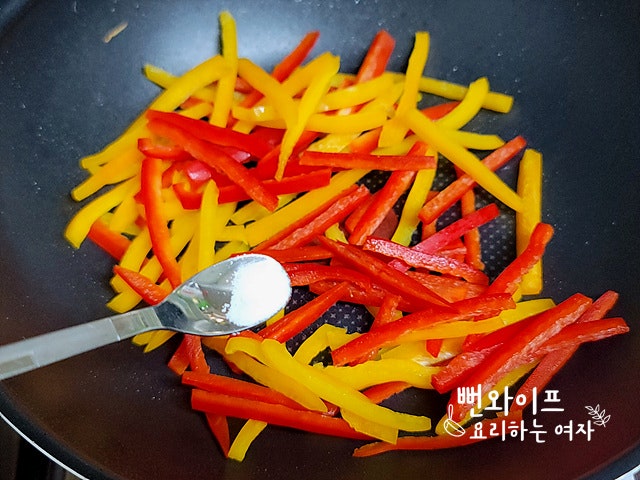 Stir-fry the ingredients — step photo 1