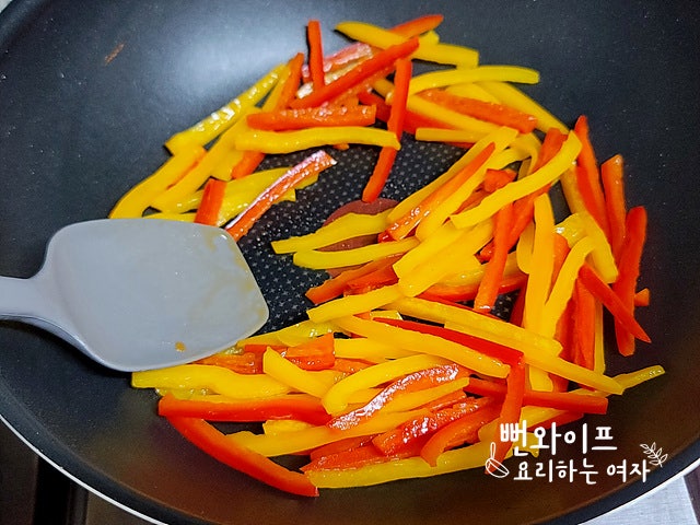 Stir-fry the ingredients — step photo 2