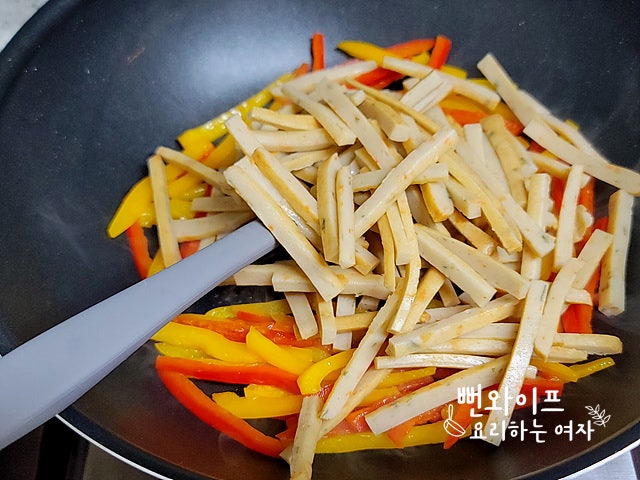 Stir-fry the ingredients — step photo 1