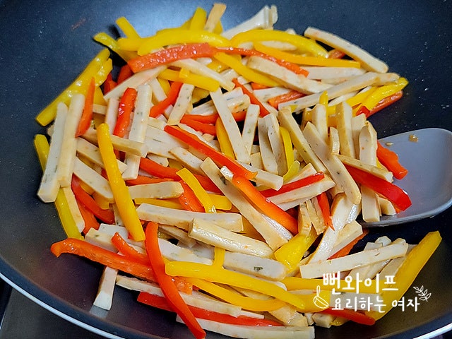 Stir-fry the ingredients — step photo 2