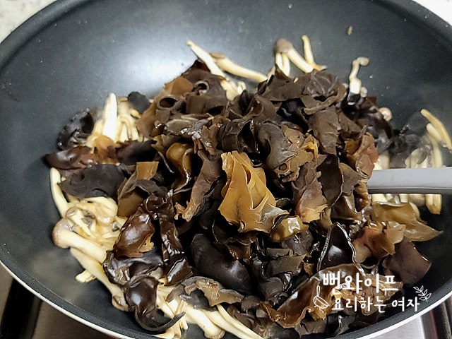 Stir-fry the ingredients — step photo 1